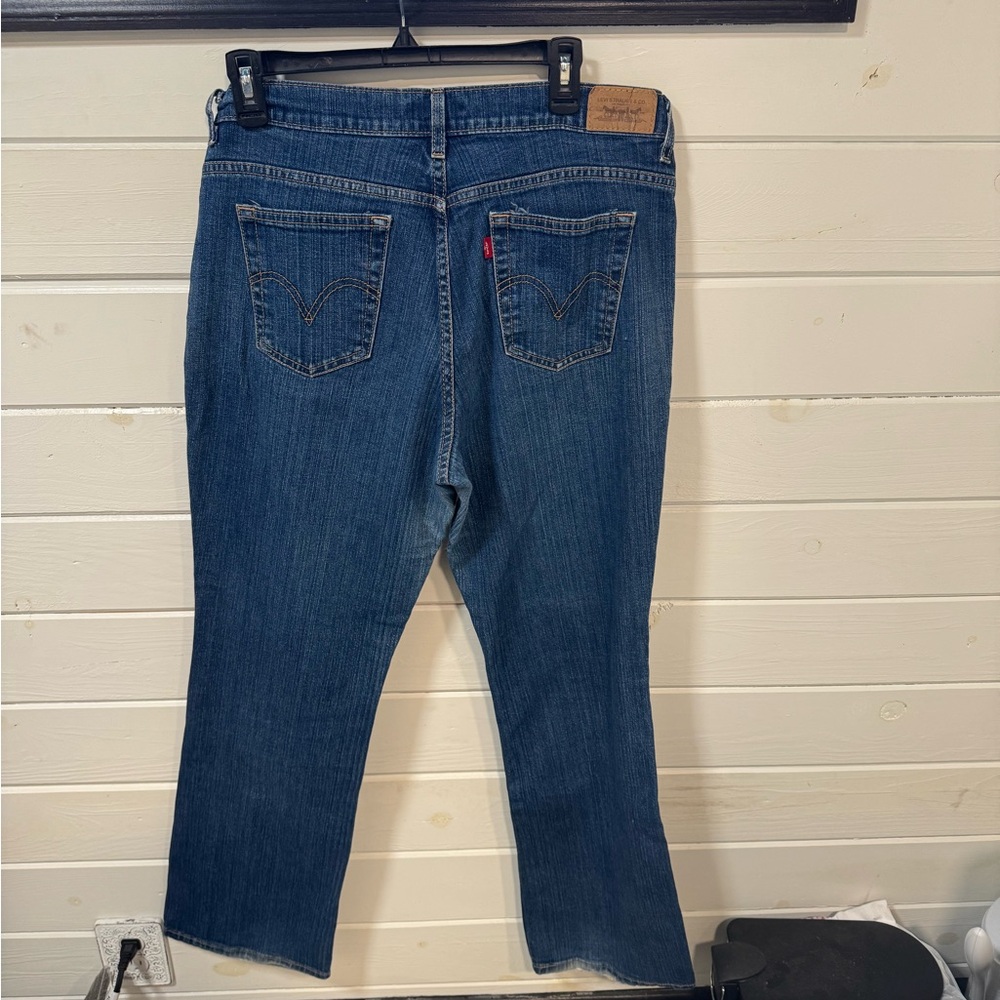Levi’s 
Relaxed bootcut 550
12 long
32w/32L
Good per owned condition